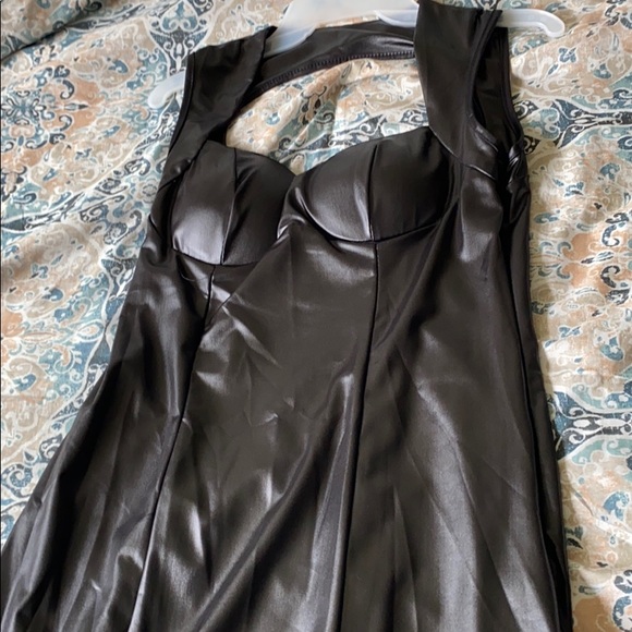 Woman’s dress - Picture 2 of 4